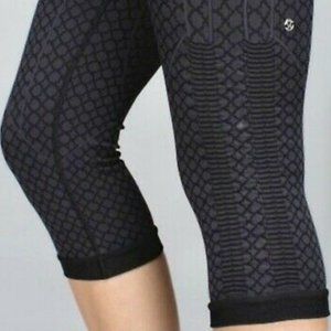 🍋Lululemon in the flow crop II size 6 black/grey patterned